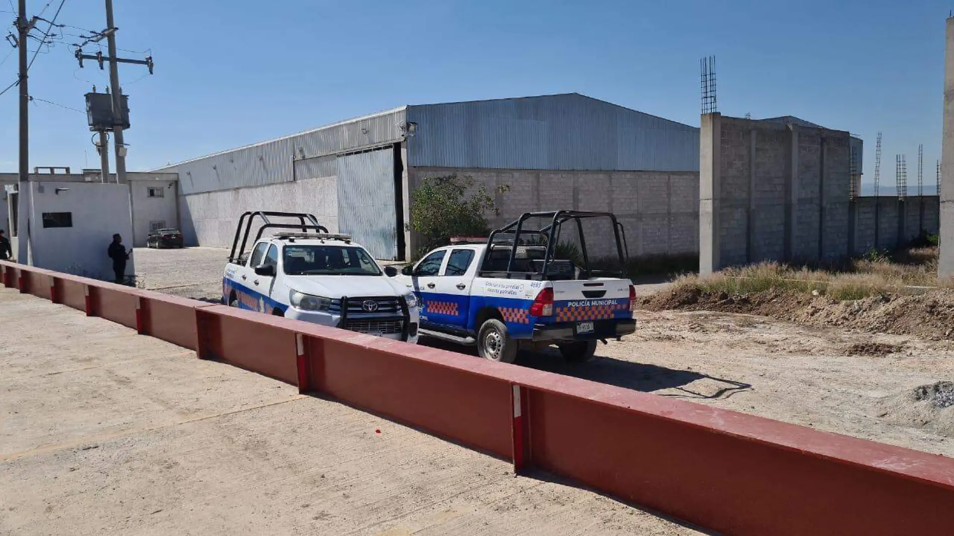 SJR POLI ESTABAN DENTRO DE UNA BODEGA